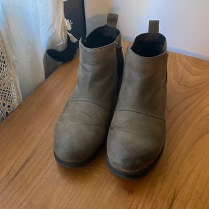 Sorel ankle boots in grey